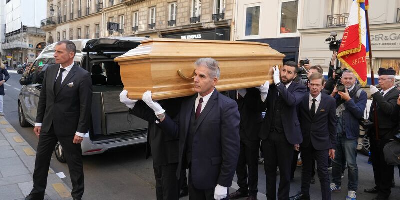 Ohne Blumen und Souvenirs - so wollte es die Familie. - Foto: Michel Euler/AP/dpa