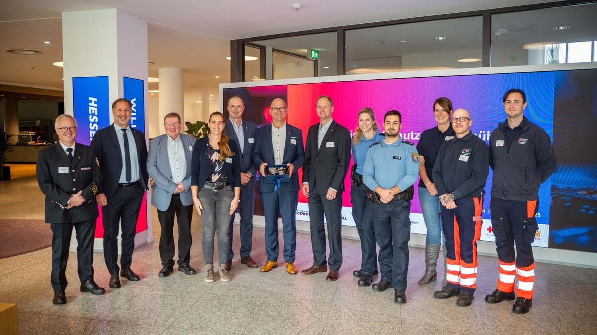 POL-OF: Solidaritätsaktion für mehr Respekt gegenüber Einsatzkräften: Polizei überreicht 600 Schutzschleifen an Bezirksgruppen von HESSENMETALL - Foto: presseportal.de