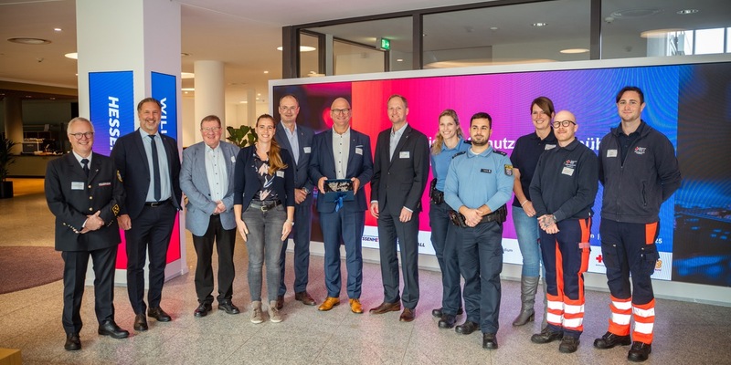 POL-OF: Solidaritätsaktion für mehr Respekt gegenüber Einsatzkräften: Polizei überreicht 600 Schutzschleifen an Bezirksgruppen von HESSENMETALL - Foto: presseportal.de