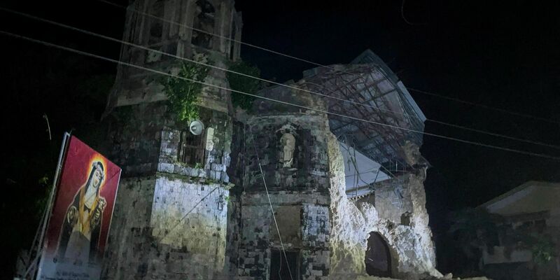 Bei dem Erdbeben wurde auch eine Kirche beschädigt. - Foto: Stringer/XinHua/dpa