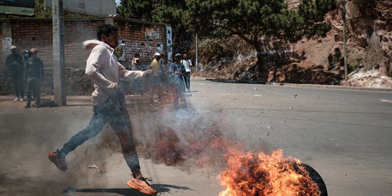 Die Gen Z-Bewegung und viele Einwohner der Stadt Antananarivo prangern die wiederkehrenden Wasser- und Stromausfälle sowie die Misswirtschaft der Regierung an. - Foto: Iako Randrianarivelo/ZUMA Press Wire/dpa
