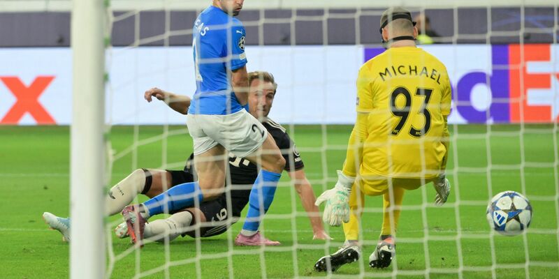 Olise trifft in der zweiten Halbzeit. - Foto: Peter Kneffel/dpa