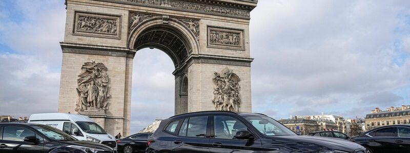 SUVs zahlen in Paris deutlich höhere Parkgebühren. (Archivbild) - Foto: Michel Euler/AP/dpa