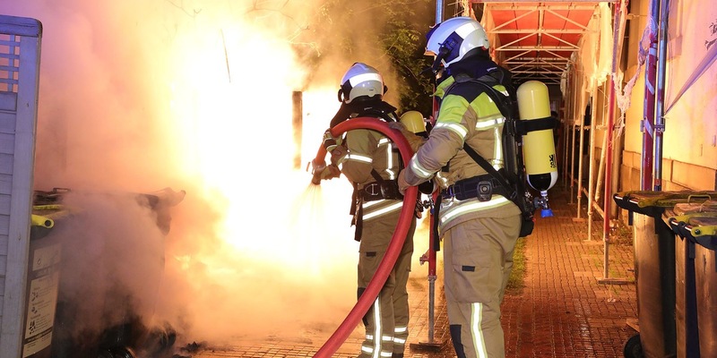 FW Dresden: Mehrere Brände von Abfallbehältern in Dresden - Feuerwehr mehrfach im Einsatz - Foto: presseportal.de