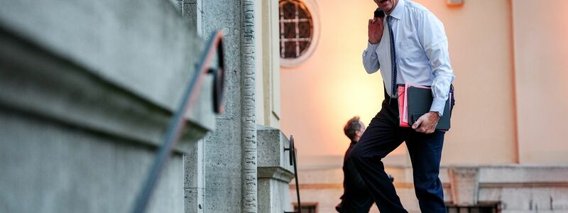 Bundeskanzler Friedrich Merz (CDU) sagt, Schnieder gehe es besser.  - Foto: Kay Nietfeld/dpa