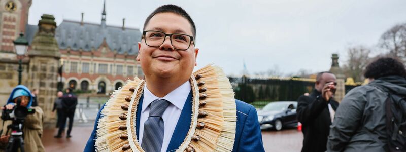 Julian Aguon, hier vor dem Sitz des Internationalen Gerichtshof in Den Haag. - Foto: Camarin D. Egurrola/Right Livelihood/dpa