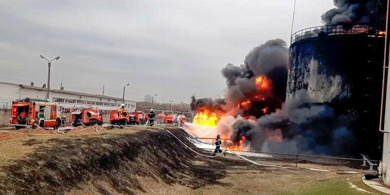 Russland setzt zum Schutz vor ukrainischen Drohnenangriffen auf Ölraffinerien und andere wichtige Objekte der Energieinfrastruktur nun auch Reservisten ein. (Archivbild) - Foto: Uncredited/Russian Emergency Ministry Press Service/AP/dpa