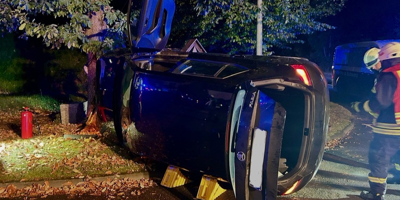 FW-OE: Verkehrsunfall zwischen Maumke und Meggen - eine Person aus Pkw befreit - Foto: presseportal.de