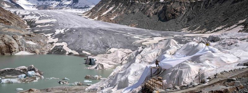 Die Schweizer Gletscher haben innerhalb von zehn Jahren ein Viertel ihrer Eismasse verloren (Archivbild) - Foto: Matthias Schrader/AP
