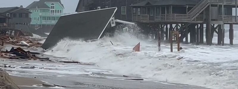 Vor der Küste des Bundesstaates North Carolina stürzten bei hoher Brandung fünf unbewohnte Häuser ins Meer. - Foto: Heather Jennette/Heather Jennette/AP/dpa