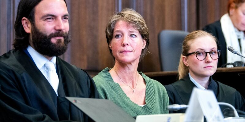 Der Prozess um die Angeklagte Block (M.l.) soll am Mittwoch in Hamburg fortgesetzt werden. (Archivbild)  - Foto: Daniel Bockwoldt/dpa Pool/dpa