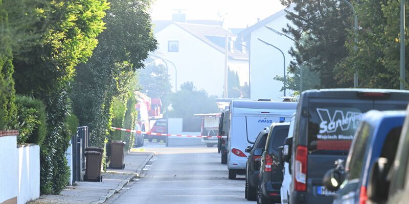 Auch ein Transporter brannte aus.  - Foto: Felix Hörhager/dpa