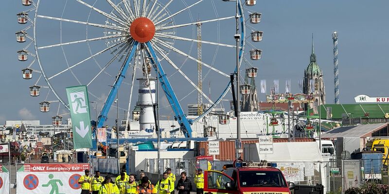 Lange blieb das Oktoberfest wegen einer Bombendrohung geschlossen - ab 17.30 Uhr geht es wieder weiter.   - Foto: Christof Rührmair/dpa