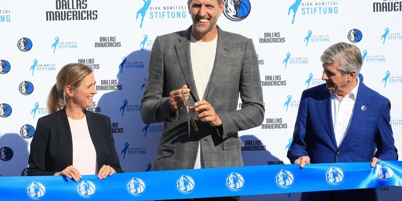 Dirk Nowitzki spielte mit den Kindern Basketball. - Foto: Karl-Josef Hildenbrand/dpa