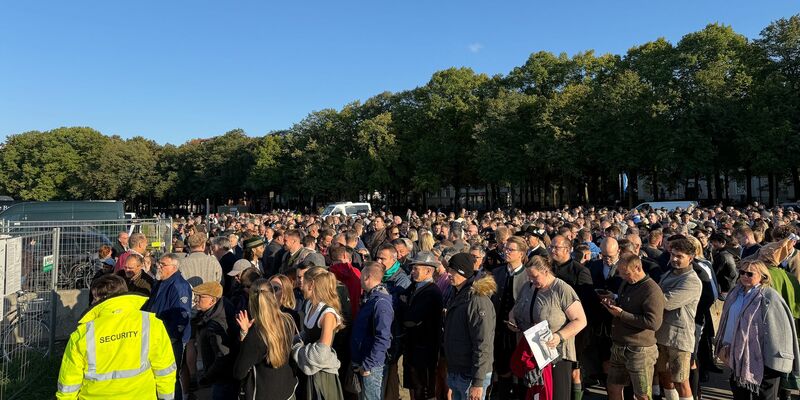 Menschen stehen am südlichen Eingang der Wiesn. - Foto: Christof Rührmair/dpa