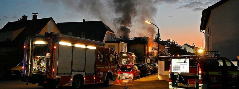 Das Haus brannte komplett ab. - Foto: Bronnhuber/Feuerwehr München/dpa