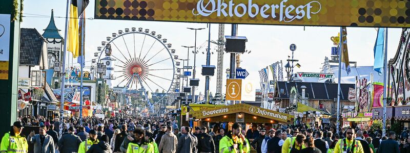 Die Wiesn wurde am Abend wieder geöffnet. - Foto: Jason Tschepljakow/dpa