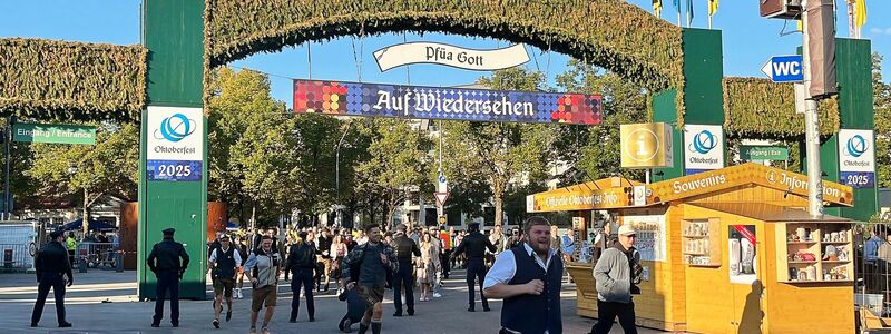 Die Besucher strömten in Richtung der Zelte. - Foto: Christoph Trost/dpa