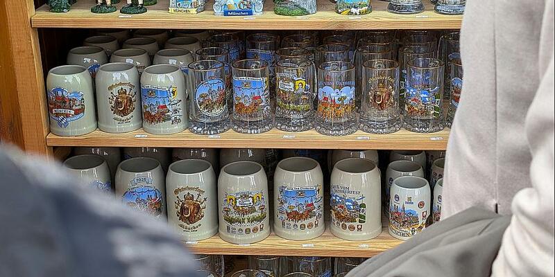 Bierkrüge auf dem Oktoberfest (Archiv) - Foto: über dts Nachrichtenagentur