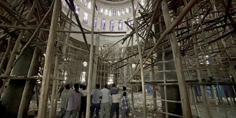 Rettungskräfte waren bis in den späten Abend im Einsatz. - Foto: Samuel Getachew/dpa
