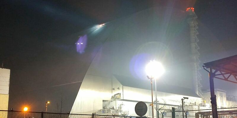 Die Schutzhülle über dem zerstörten Reaktor. - Foto: Uncredited/Ukrainian Emergency Service/AP/dpa