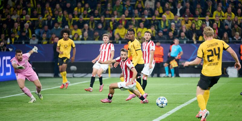 Adeyemi (rechts) machte erneut ein starkes Spiel. - Foto: Bernd Thissen/dpa