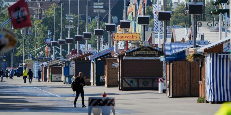 Am Mittwoch blieb die Wiesn lange leer - der Gastgewerbeverband Dehoga bringt nun einen Extra-Tag ins Spiel. - Foto: Matthias Schrader/AP/dpa