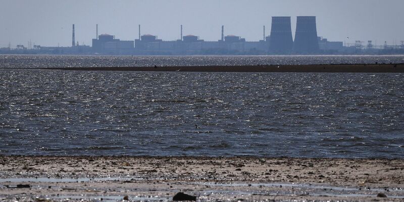Das von russischen Truppen besetzte Atomkraftwerk Saporischschja ist wieder mit dem ukrainischen Stromnetz verbunden. (Archivbild) - Foto: Kateryna Klochko/AP/dpa
