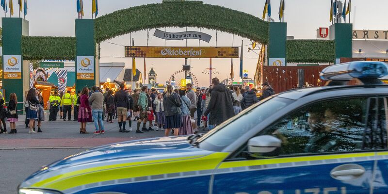 Das Münchner Oktoberfest durfte am Mittwochabend nach einer Bombendrohung wieder öffnen. - Foto: Armin Weigel/dpa