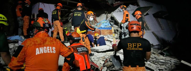 Retter suchten weiter nach möglichen Verschütteten. - Foto: Aaron Favila/AP/dpa