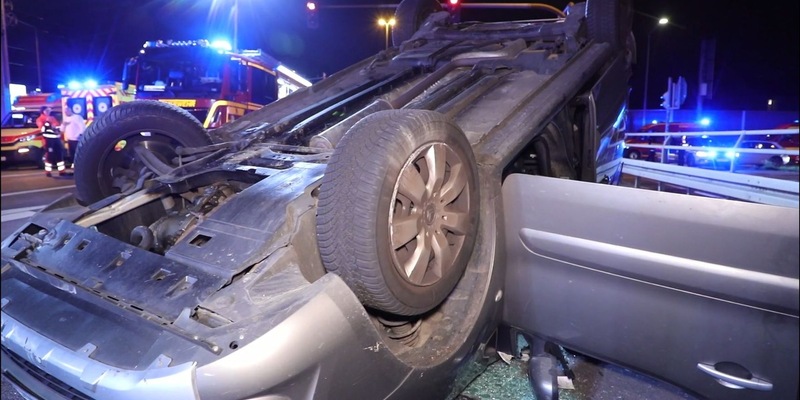 FW Dresden: Verkehrsunfall - Feuerwehr rettet Person aus umgekippten PKW - Foto: presseportal.de