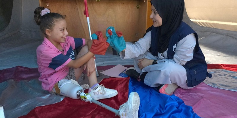 Gaza: Heba baut Prothesen - mitten im Krieg / Malak, 9 Jahre alt, lernt wieder laufen - Foto: presseportal.de