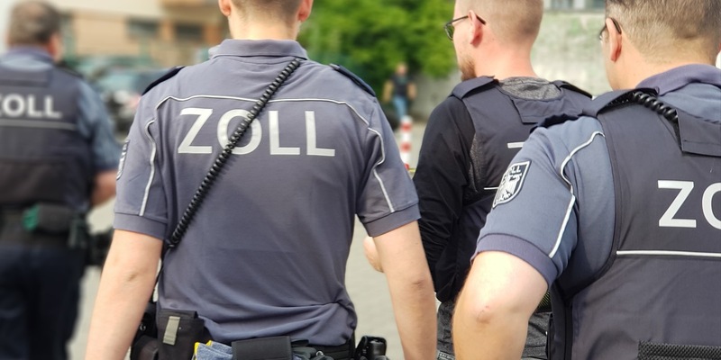 HZA-DU: Verstecken war zwecklos - Zoll stellte bei acht Personen illegalen Aufenthalt fest // Großprüfung der Finanzkontrolle Schwarzarbeit im Bereich Logistik - Foto: presseportal.de