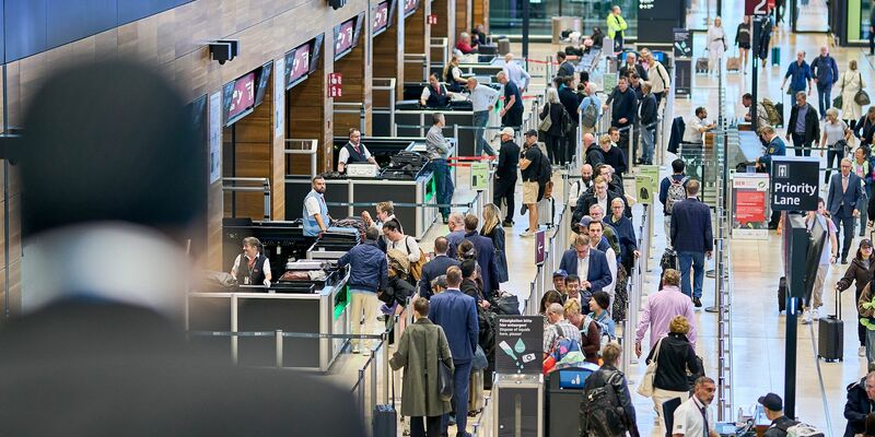 Am Wochenende werden sehr viele Fluggäste am Flughafen Berlin-Brandenburg erwartet. (Archivbild) - Foto: Michael Ukas/dpa