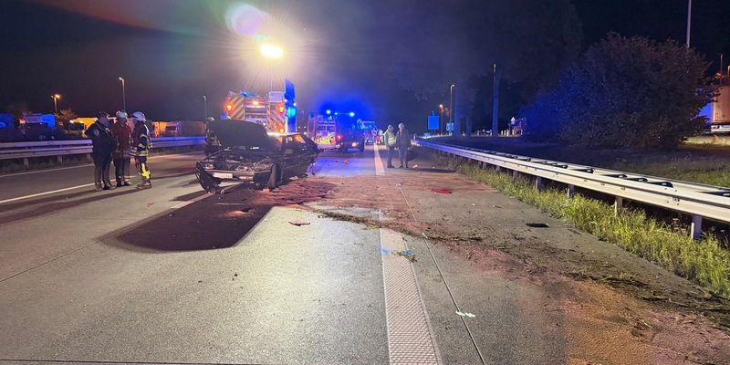 FW-ROW: Großes Trümmerfeld nach Auffahrunfall auf der A1 - Foto: presseportal.de