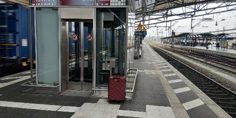 BPOLI EF: Zurückgelassener Koffer ruft Sprengstoffspürhund auf den Plan - Foto: presseportal.de