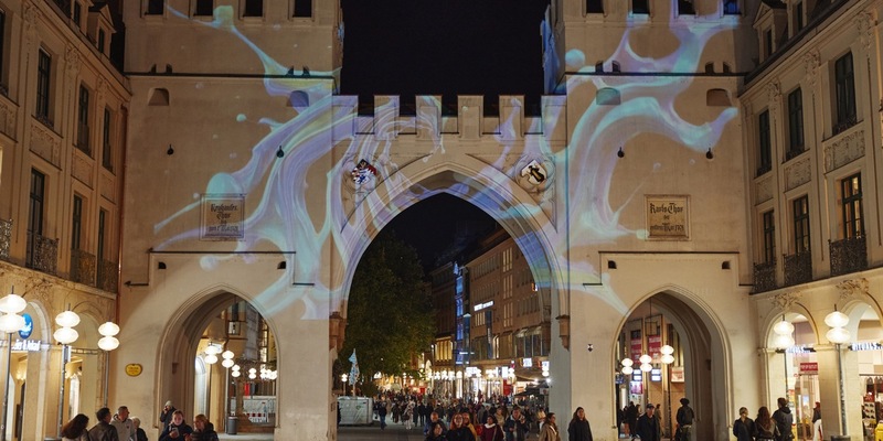 Lichtinstallation am Münchner Karlstor - Auftakt des Brustkrebsmonats Oktober / Illumination setzte Frauen mit metastasiertem Brustkrebs ins Licht - Foto: presseportal.de