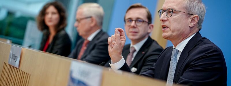 Der NKR stellt seinen Jahresbericht zusammen mit Digitalisierungsminister Karsten Wildberger (CDU) und dem Parlamentarischen Staatssekretär seines Ministeriums, Philipp Amthor (CDU), vor. - Foto: Kay Nietfeld/dpa
