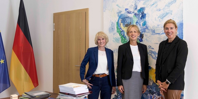 Eltern sind gefragt!: Exklusiv-Interview mit Bundesministerin Karin Prien in BILD der FRAU - Foto: presseportal.de