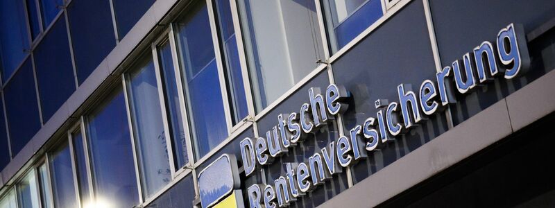 Immer mehr Rentner, immer weniger Beitragszahler: Das Rentensystem ächzt unter hohen Kosten. - Foto: Julian Stratenschulte/dpa