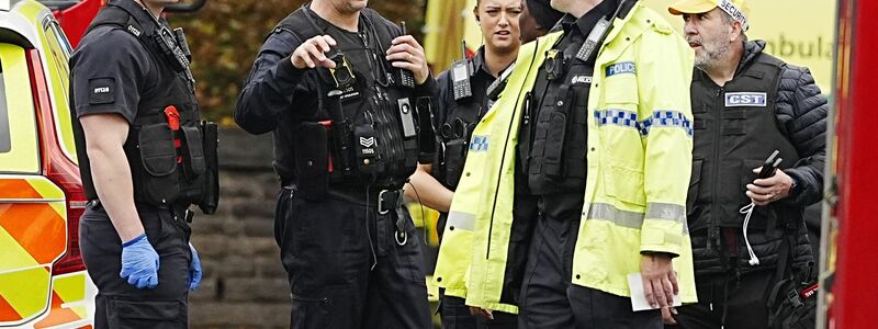 Auf Bildern vom Ort des Geschehens waren zahlreiche Rettungswagen und schwer bewaffnete Polizisten zu sehen.  - Foto: Peter Byrne/PA Wire/dpa