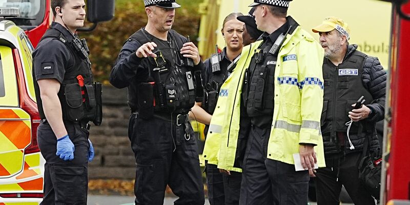 Auf Bildern vom Ort des Geschehens waren zahlreiche Rettungswagen und schwer bewaffnete Polizisten zu sehen.  - Foto: Peter Byrne/PA Wire/dpa