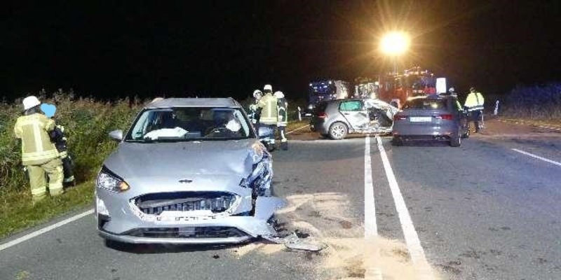 POL-CUX: Schwerer Verkehrsunfall auf der B437 kurz vor dem Wesertunnel - insgesamt vier leicht verletzte Personen - Massive Verkehrsbehinderungen (Foto im Anhang) - Foto: presseportal.de