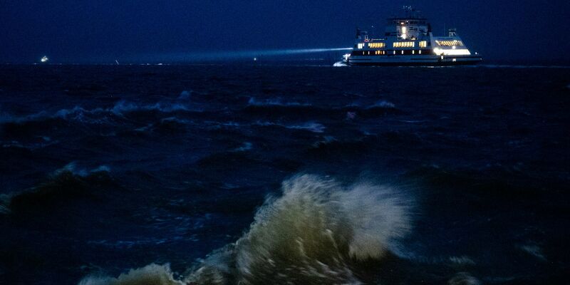 An der Nordsee kann es am verlängerten Wochenende äußerst ungemütlich werden (Archivbild). - Foto: Daniel Bockwoldt/dpa