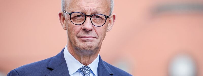 Bundeskanzler Friedrich Merz (CDU) wägt die Reaktion auf Trumps Ankündigungen. (Archivbild) - Foto: Kay Nietfeld/dpa