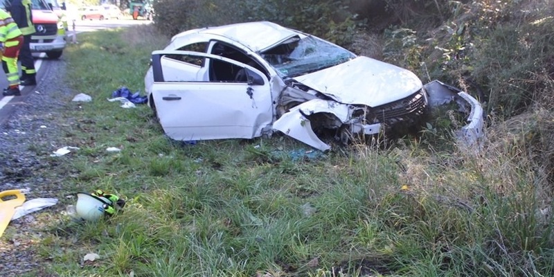 POL-SI: Mit überhöhter Geschwindigkeit unterwegs: Auto überschlägt sich mehrfach -#polsiwi - Foto: presseportal.de
