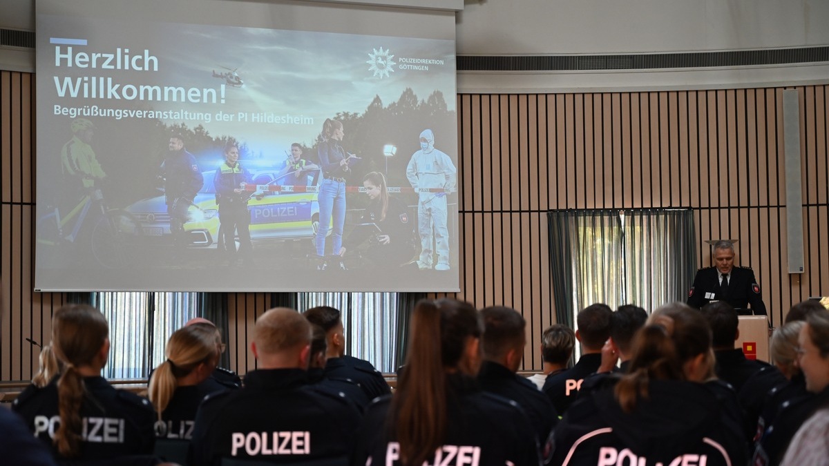 POL-HI: Begrüßung von 57 neuen Mitarbeitenden bei der Hildesheimer Polizei - Foto: presseportal.de