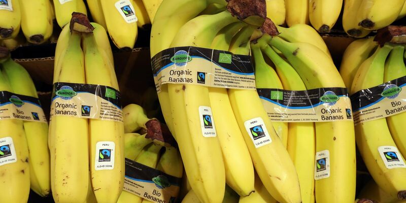 Bei Bananen ist die Nachfrage zuletzt besonders rasant gestiegen. - Foto: Wolfgang Kumm/dpa
