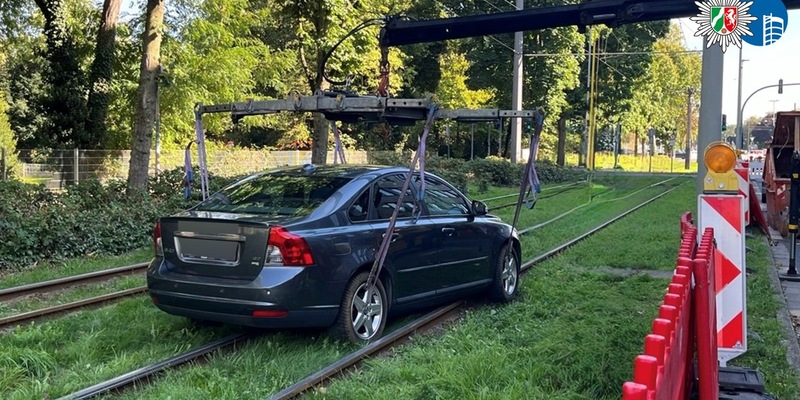 POL-OB: Fahrt ins Abseits - Pkw strandet auf Straßenbahngleisen - Foto: presseportal.de