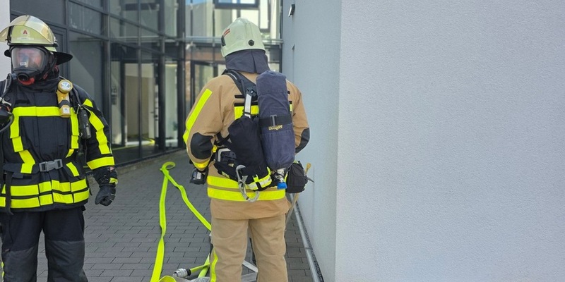 FW Grevenbroich: Zimmerbrand in Frimmersdorf - Feuerwehr rettet Frau aus verrauchter Wohnung - Foto: presseportal.de